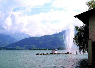 Jezero Zeller See u města Zell am See. *