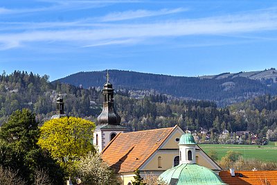 Klášterní areál Ostrov, v pozadí Krušné hory
