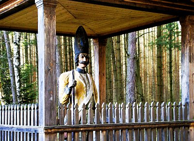 Stojí jak vyřezaný...  *