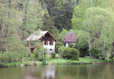 Chaty na břehu