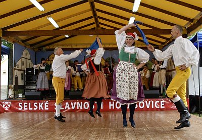 Hudba, tanec, barvy, chutě a vůně. To byly Selské slavnosti v Holašovicích