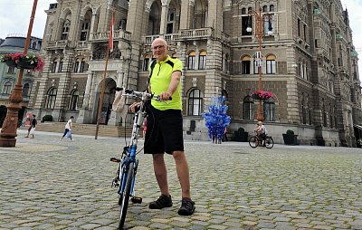 „Online výuka byla lepší, než osobní,“ pochvaluje si absolvent Abecedy vzdělávání pro seniory, který se v kurzech učil ovládat chytrý telefon