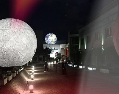 A vše zajímavé se odehrává uvnitř... v divadle