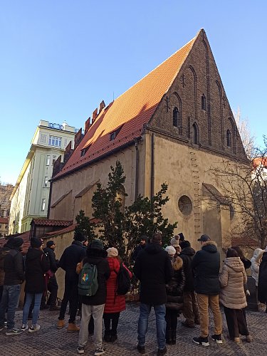 Turisté u židovské synagogy