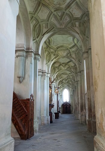 Klenba v kostelní lodi