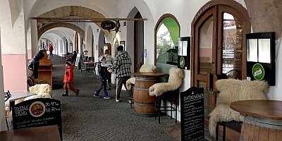 Podloubí s kavárnami v zimě *