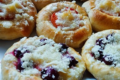 Letní dobrota: koláče uvnitř s tvarohem, navrchu s ovocem