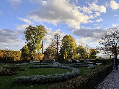 V zámecké zahradě *