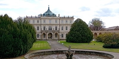 Zámek Ploskovice - čelní pohled