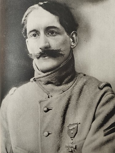 Henri Barbusse dopsal svou knihu roku 1915, vyšla o rok později