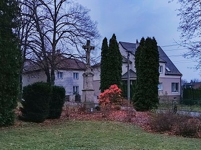 Kříž u kostela*