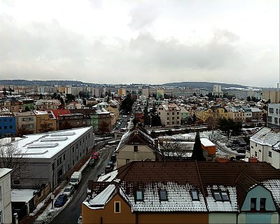 Střechy mladoboleslavské čtvrti Habeš z parkovacího domu Klaudiánovy nemocnice