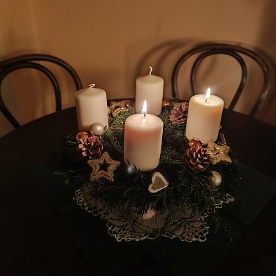 Druhá svíčka adventu zapálena