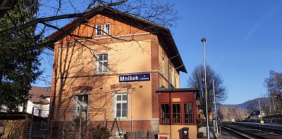 Modro na nádraží v Mníšku