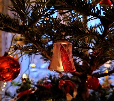 Malý zvoneček zdobí stromeček