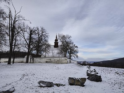 Kameny u Kostelíku Nanebevzetí Panny Marie vedle hradu Veveří
