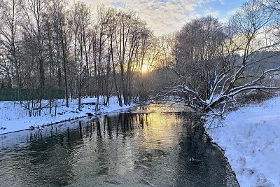 Zima u řeky...pod jezem...