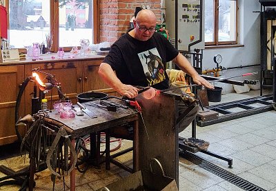 Sklář Jiří Pačinek při práci*