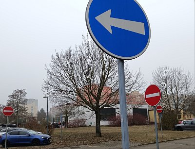 Tudy ne ! Ani tudy. Tady tudy !