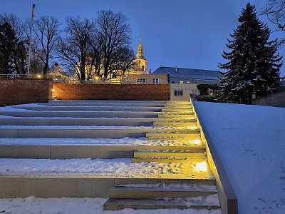 Osvětlenou cestou ke kostelu... *
