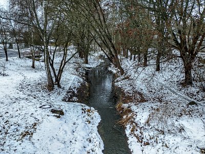 Protéká naším městem.
