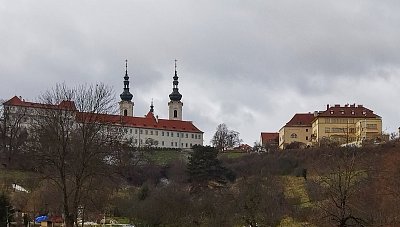 Nad Strahovským klášterem zataženo