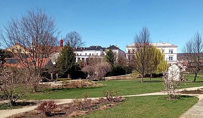 Probouzející se jarní park V. Havla *