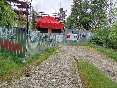 Opravuje se spálený kostelík s. Michaela na Petříně*