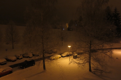 Sněžilo celé odpoledne - pohled z balkonu