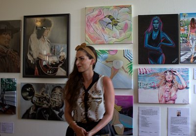 Extravagantní malířka u svého díla