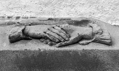 Měli holé ruce ...