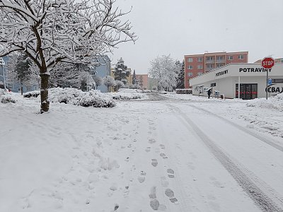 Křižovatka. Pozor, klouže to!