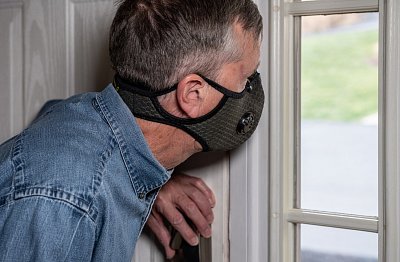 Vláda vytahuje proti koronaviru novou zbraň: lockdown. Pohyb lidí jen v rámci okresu, v noci se psem do 500 metrů od domu