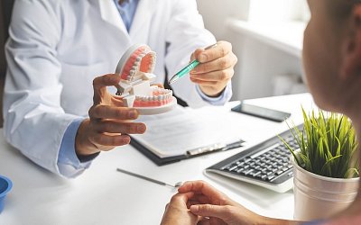 Zánět dásní? Riziko nejen pro zuby, ale i srdce a mozek