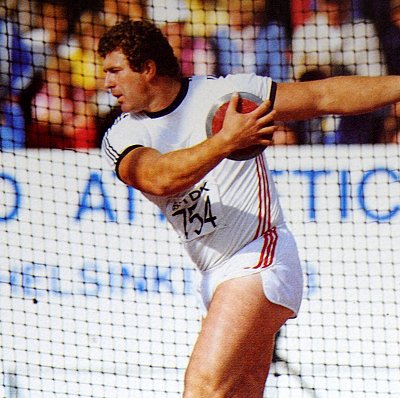 Imrich Bugár roztáčí disk.JPG