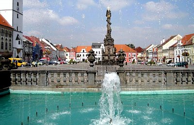 Pohled přes fontánu na Mírové náměstí v Kadani