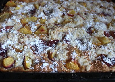 Z trouby vytáhneme, pocukrujeme a nakrájíme