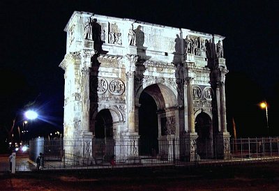 Řím. Večerní pohled na Konstantinův oblouk u Kolossea.