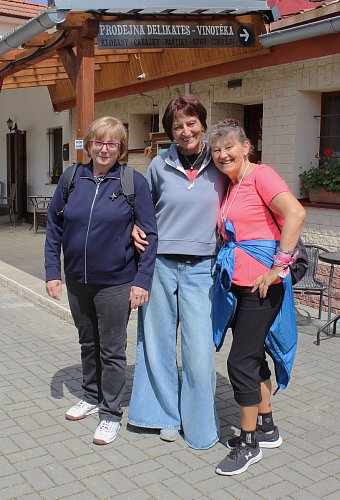 Už se scházíme - Vlasta, Libuška a Květinka