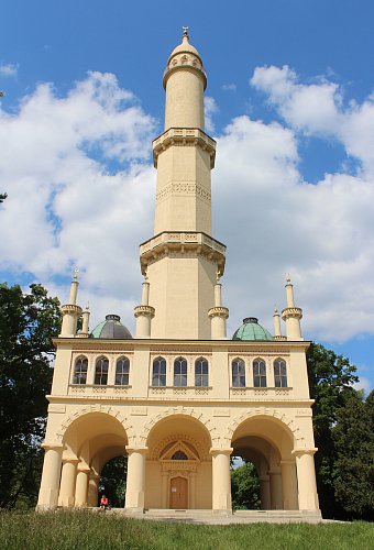 Tady je v plné kráse - 62 m vysoký Minaret od architekta Josefa Hardtmutha z let 1797-1804