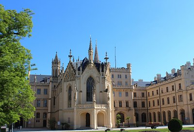 Zámek Lednice. Dnešní vzhled pochází z let 1846-1858, kdy ho kníže Alois II z Lichteninsteina nechal přebudovat na reprezentační sídlo