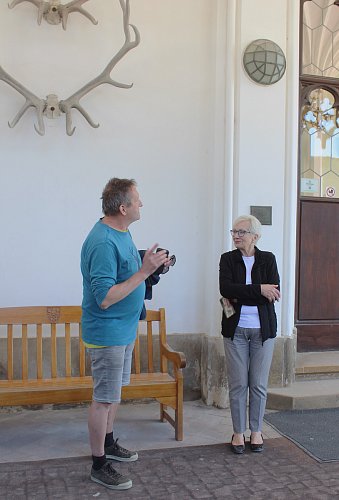Paní kastelánka Ivana Holásková - duše zámku, za jejíž vlády se z něho stala perla Jižní Moravy, a náš Honza Raška