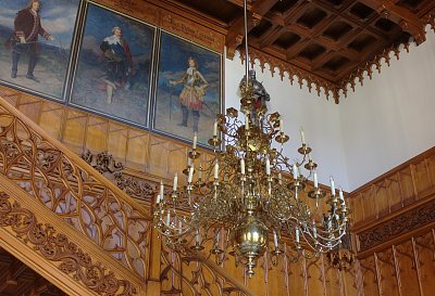 Dřevěné schodiště a krásný lustr