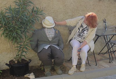 Daniela se snaží vzbudit návštěvníka sklípku