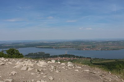 Novomlýnská nádrž vybudovaná v letech 1975-1988 a Dolní Věstonice