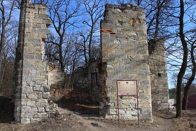 Nedokončený kostel nad lázněmi