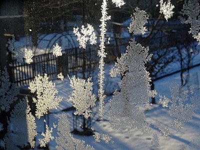 Ledová krása na okně balkonu uvnitř