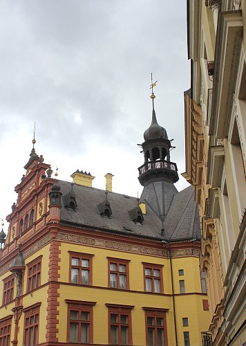 Za muzeem čeká autobus