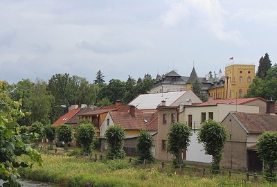 Slatiňany se zámkem - tvrz ze 14.století v 19.století přebudovaná na barokní zámek