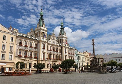 Radnice a morový sloup na Perštejnském náměstí